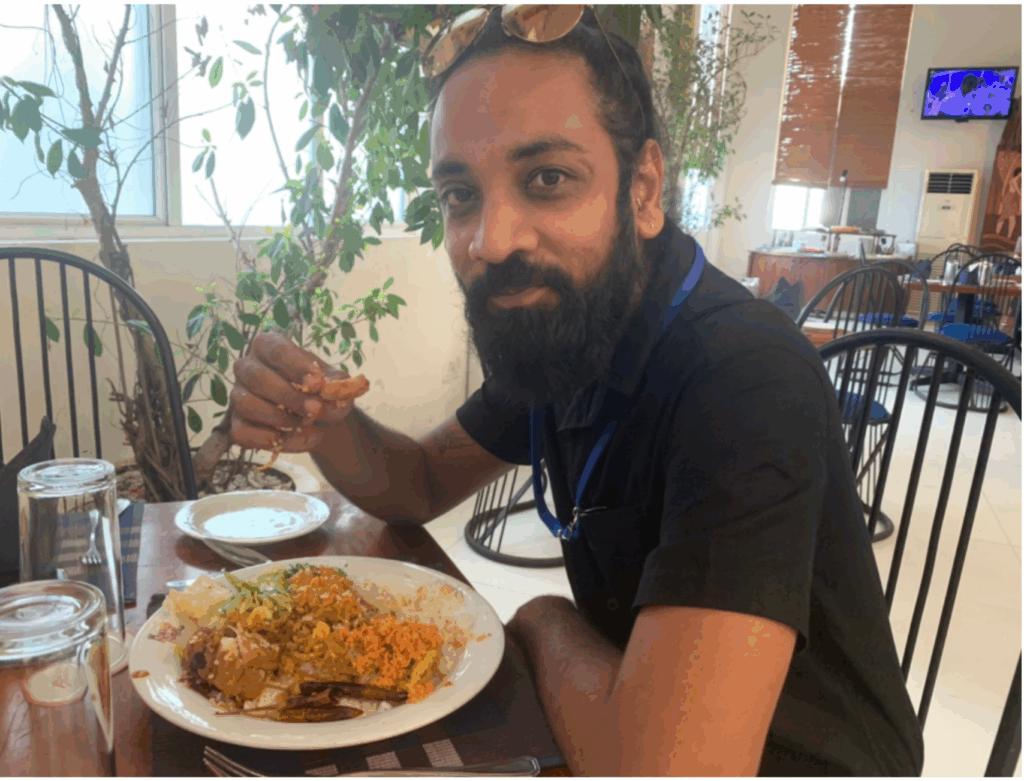 スリランカ料理を手でたべるアサンカ