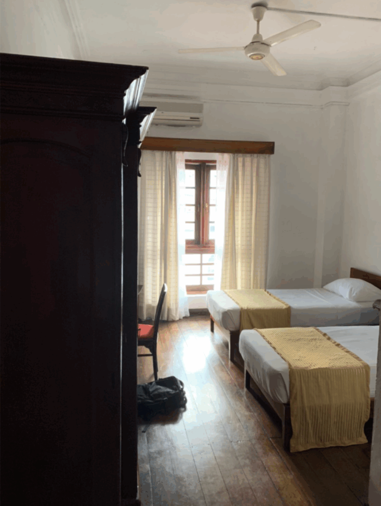 Queens Hotelの部屋の内装