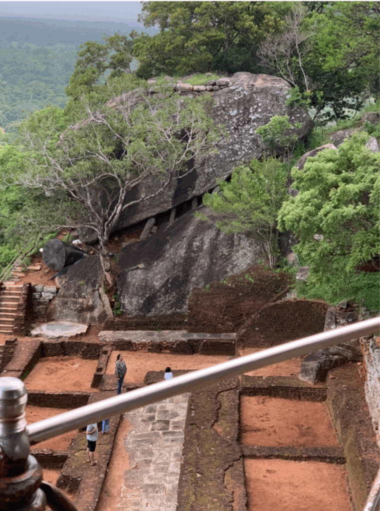 兵士の居住区と攻撃用の岩